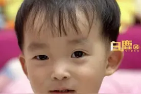 2岁萌娃公平遗传爸妈长相，左脸像妈右脸像爸，妈妈回应：觉得很可爱，长相不重要，只要是亲生的就行图片