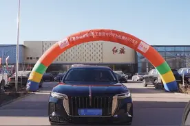 王曼昱喜提新车！堂哥在秦皇岛代领，以后可以自己开车去阿那亚了图片