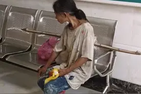 这个母亲的眼神穿骨入髓！犹如蒙娜丽莎的眼泪！评论区网友陪哭！图片