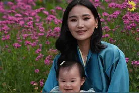 不丹王后抱小公主庆祝34岁生日！眼神显疲惫，小公主穿碎花裙好萌图片
