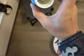 两个月大婴儿反常嗜睡，父母怀疑育婴师喂安眠药，包里翻出精神类用药，“金牌阿姨”回应：若有证据甘愿坐牢图片