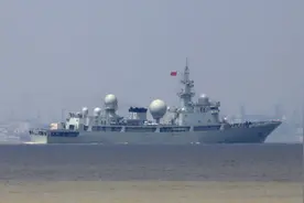 美军航母刚进南海，中国一艘特殊战舰突然出现，美军指挥官很无奈图片