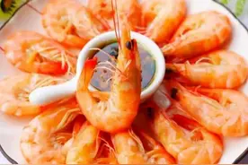 做水煮虾，用冷水热水区别大，30年老渔民教你1招，鲜嫩Q弹不腥气图片