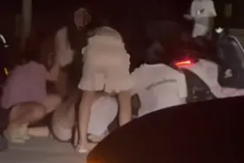 视频曝多人街头殴打扯衣服“霸凌”女孩，福州连江警方尚未通报具体案情图片