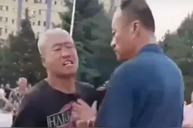 太惨了！松原网红“夹包哥”跳广场舞时被捅身亡，知情人曝太嘚瑟图片