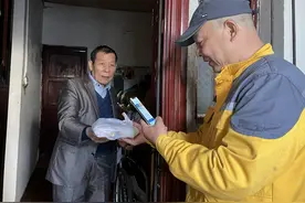 停车收费员义务为老人送餐，行动不便的老人把家门钥匙交给他图片