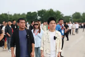 笑喷！与辉同行河南行，开启直播带货新模式，小黄车“自动驾驶”图片