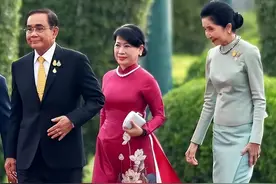 越南第一夫人亲身示范：裙永远过膝，发永远盘起，老了也优雅体面图片