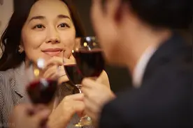 50 岁女老板的风韵永存：相亲渴望找到真爱图片