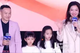 杨威一家现身，双胞胎女儿的身高引热议，妹妹比姐姐高出了半个头图片