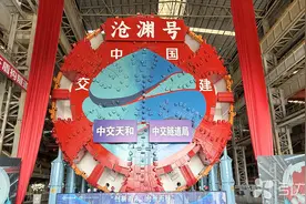 国内自主研制最大直径盾构机，在苏州下线！图片