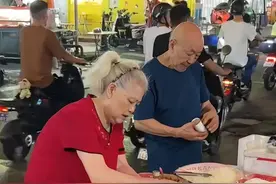 深圳70多岁老人夫妻还要通宵摆摊炒饭，网友：这是社会的悲哀！图片