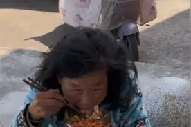 男孩背后吃同学剩饭，把午餐让给母亲，老师的举动引全网落泪图片