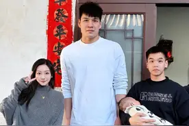 北控陈国豪回广东揭阳过年 和亲戚开心合影 闵鹿蕾第三阶段将重用他图片