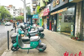 两轮电动车充电桩离住宅楼太近？消防救援部门：定期进行综合整治图片