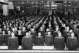 长征时抓到的聋哑挑夫，从没立过任何战功，为何55年被授予军衔？图片