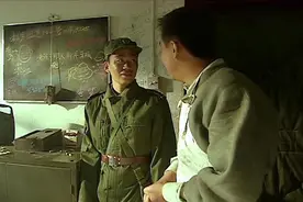 何洪涛是不是老马的兵？为何老马退伍时，他会出现在送别人员中？图片