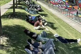 千万都市牛马，在流浪博主的视频里追求“旷野代偿”图片