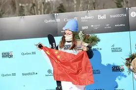 河南小将杨如意自由式滑雪坡面障碍技巧世界杯加拿大站摘银图片