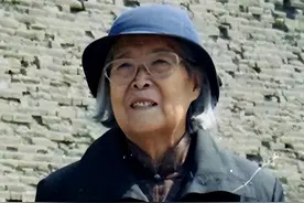 2003年，傅冬菊的一张生活照，北平解放居功至伟，后半生非常低调图片