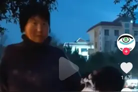 疑似人贩子梅姨，在傍晚对小孩拍肩膀，发现有人看孩子，转头离开图片