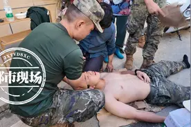 武警战士清淤时突然中暑，热心群众轮番为他刮痧：很心疼！图片