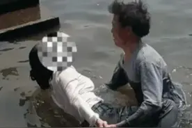 欠大叔一个奖！女子洗鞋掉进河道，大叔勇救落水者，女子跪谢图片