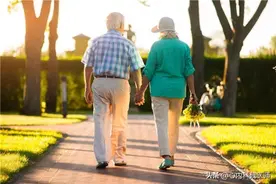 寿命决定期是70岁，不论男女，走路有这5个表现，不想长寿都难图片
