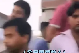 令人恶心！网友曝光女记者在印度直播时，身边围着如饥似渴的男人图片
