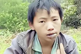 广西男孩6岁被母亲抛弃，靠吃野菜为生，14岁一夜暴富获500万巨款图片