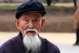 “钱不借一，酒不喝二”，啥意思？不听老人言，吃亏在眼前！图片