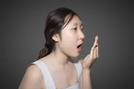 每天醒来口气恶臭，各种臭鸡蛋味、酸腐味，警惕这4大疾病！图片