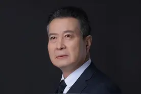 他戏红人不红，娶了朋友的女儿为妻，生一对双胞胎儿子，幸福美满图片