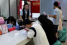 湖北赤壁：七夕“不打烊” 婚姻登记处“为爱加班”图片