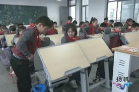 桌椅秒变“躺椅”！扬州这所学校学生实现“午睡自由”图片