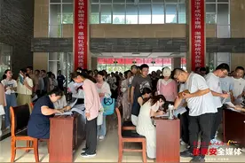泰安一中迎2200余名新生报到，学校精心准备拍照打卡点图片