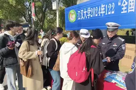 这个校园里，一辆电动自行车挂上两个车牌图片