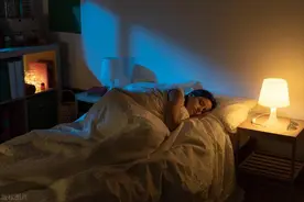 睡觉时总在凌晨3、4点醒来，中医提醒：一般暗示4种问题，别忽视图片
