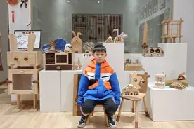 武汉10岁小孩哥迷上做家具，网友怒赞“上链接”！妈妈：有5年木工工龄图片