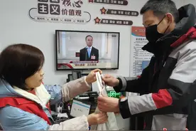 双向奔赴！​快递小哥抢单为老人无偿送餐，社区食堂给小哥半价午餐图片