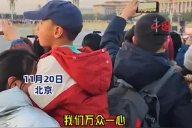 小男孩看升旗仪式，人群中独唱国歌气势拉满图片
