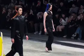 许凯居然是男模出道，和奚梦瑶同台走秀，还获得过模特冠军。图片