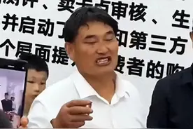 “超级奶爸”朱小伟给孩子换纸尿裤，刚满月的朱发顺长得很像爷爷图片