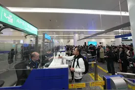中国对九国试行免签后，武汉迎来首批享受免签政策外籍旅客图片