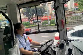 视频 | “松弛感拉满” 走红网络的重庆公交女司机是这样的“00后”图片