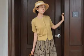 160以下中年女性怎么穿？学她这么穿，简约优雅又大方图片