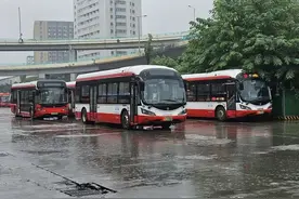 好人难做！公交车司机抱残疾老人上车，老人竟然这样做！图片