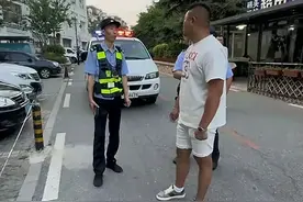 大连男子被锁车后续，老板慌了，警察处理惹争议，网友炸锅。图片