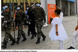 国外网友看中国小孩向军人敬礼 美国网友：羡慕和敬佩！图片