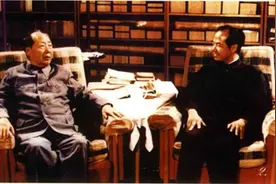 1974年，毛主席和李政道的合影，注意看李政道坐姿，没再翘二郎腿图片